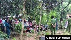 Hiện trường vụ nổ bom ở thôn Tà Lương, thị trấn Tô Hạp, huyện Khánh Sơn, tỉnh Khánh Hòa, làm 6 người chết, ngày 18/6/2017. (Ảnh: Báo Khánh Hòa)