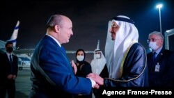 نخست وزیر اسرائيل در فرودگاه مورد استقبال وزیر خارجه امارات قرار گرفت