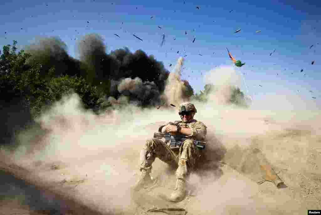31/5/2012: Một binh sĩ Mỹ tìm chỗ núp trong buổi thực tập chất nổ ở tỉnh Kandahar, Afghanistan.