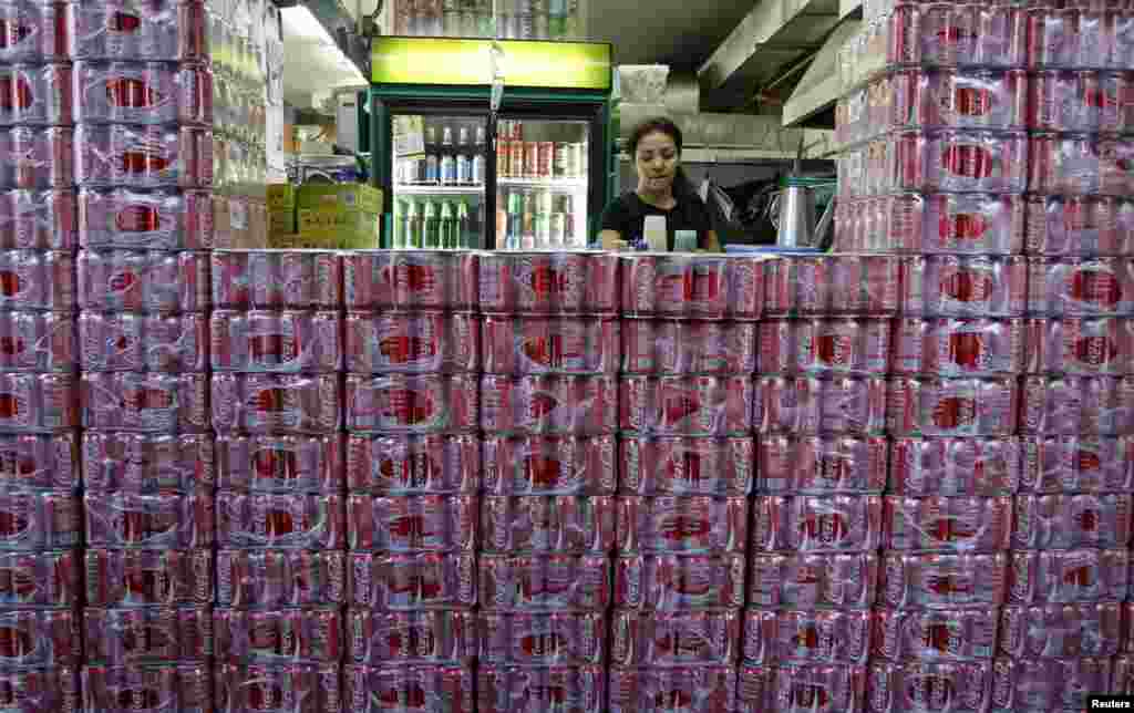 Krat Coca-Cola yang terlihat ditumpuk di luar counter dari sebuah kedai kopi di Singapura.