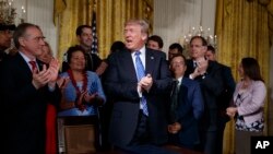 Funcionarios de la Casa Blanca dijeron que Trump se contactó con el líder de la mayoría del Senado, Mitch McConnell, y con otros legisladores, para indicarles que se podrían hacer cambios a la propuesta.