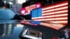 Una camioneta Rivian R1T, del fabricante de vehículos eléctricos (EV) respaldado por Amazon, pasa por Times Square durante la OPI de la compañía en la ciudad de Nueva York, EE. UU., el 10 de noviembre de 2021.