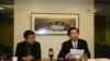 民进党驻美代表吴钊燮(左边手拿文件者)、民进党国际事务部主任刘世忠举行记者会(美国之音钟辰芳)
