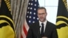 Đặc phái viên Mỹ về vấn đề con tin Adam Boehler phát biểu trong buổi lễ kéo cờ cho các con tin và người bị giam giữ oan của Mỹ tại Bộ Ngoại giao ở Washington, DC, hôm 6/3/2025.