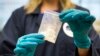 ARCHIVO - Una bolsa con fentanilo decomisado en una redada antidrogas es mostrada en el laboratorio de la Administración de Control de Drogas de EEUU (DEA, por sus siglas en inglés) en Sterling, Virginia, el 9 de agosto de 2016.