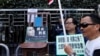 香港抗議者在聖誕節在中聯辦前擺放一張空椅子和劉曉波遺孀劉霞的照片，呼籲中國當局解除對劉霞的軟禁。（2017年12月25日） 