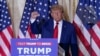 Luego de su comparecencia ante la Corte Criminal de Manhattan, en Nueva York, el expresidente de Estados Unidos Donald Trump se reúne con sus seguidores en Palm Beach, Florida, el 4 de abril de 2023.