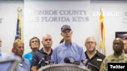 El gobernador de Florida, Rick Scott, (centro) dice que hay trabajo por hacer en todo el estado tras el paso del huracán Irma.