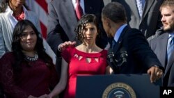Karmel Allison, de vestido rosa en el momento en el que el presidente Obama la alcanza a sostener.