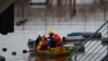 Voluntarios evacuan a un hombre en un barco de una zona inundada en Porto Alegre, estado de Rio Grande do Sul, Brasil, 12 de mayo de 2024.