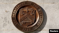 Бронзовая печать Министерства финансов США на здании Минфина в Вашингтоне