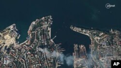 На спутниковом снимке виден дым, поднимающийся над штабом Черноморского флота России в Севастополе поле воздушного удара ВСУ. 22 сентября 2023г.
