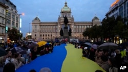 Акция в Праге в поддержку Украины. Архивное фото. (AP Photo/Petr David Josek).