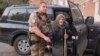 En esta fotografía proporcionada por la Policía Nacional Ucraniana de la región de Donetsk, Lidia Lomikovska, de 98 años, recibe ayuda de un oficial de policía ucraniano después de escapar del territorio ocupado por Rusia en la región de Donetsk, Ucrania, el 26 de abril de 2024.