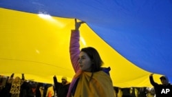 На акции протеста против военной агрессии России против Украины во вторую годовщину войны. Тбилиси, 24 февраля 2024 года. (Фото AP/Николо Винченцо Малвестуто)