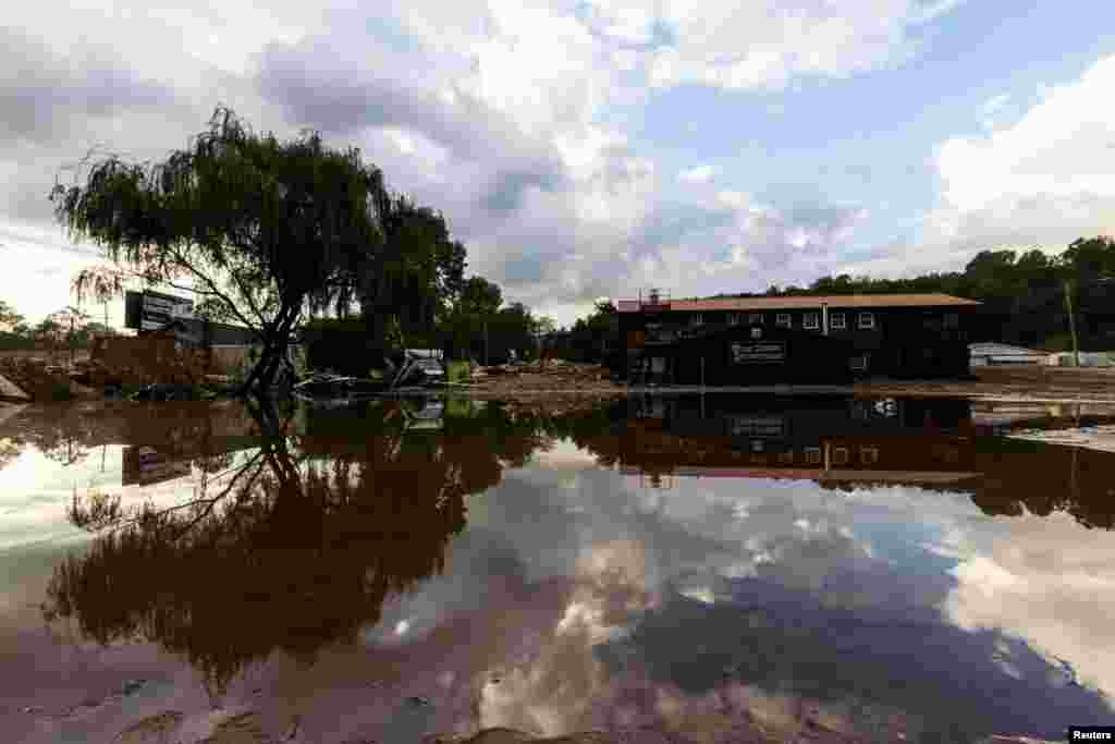 Los Brosseau, que viven cerca de Asheville, hacen parte de ese grupo que no estaba entre los asegurados. Cuando se mudaron al lugar, los dos debían tener un seguro contra inundaciones. Pero después de tres años, cuentan, los mapas de inundaciones se volvieron a trazar y su casa ya no tenía que tenerlo.