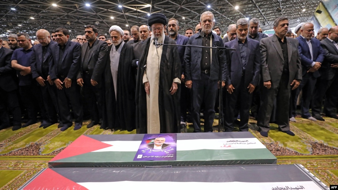 خامنه‌ای در حال اقامه نماز بر جنازه اسماعیل هنیه (روز پنجشنبه ۱۱ مرداد ۱۴۰۳)