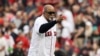 El exjugador de los Medias Rojas de Boston, Luis Tiant, antes del quinto juego de la Serie de Campeonato de la Liga Americana entre Boston y los Astros de Houston, el miércoles 20 de octubre de 2021, en el Fenway Park de Boston. Tiant falleció este martes 8 de 2024.