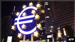 Tác phẩm điêu khắc đồng euro trước Trụ sở chính của Ngân hàng Trung ương Châu Âu ở Frankfurt