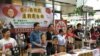 香港支聯會在銅鑼灣收集市民簽名愛心聖誕卡（美國之音記者海彥拍攝）