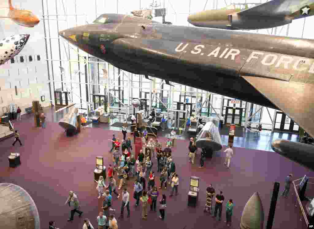 Para pengunjung memasuki Museum Udara dan Antariksa Smithsonian di Washington, D.C. (17/10). (AP/Cliff Owen)