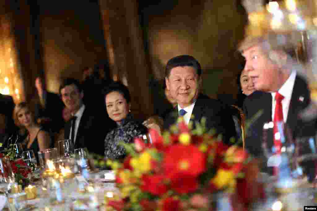 美国总统特朗普同中国国家主席习近平和夫人彭丽媛,以及特朗普的女婿库什纳、女儿伊万卡在佛罗里达州海湖庄园的晚宴上(2017年4月6日)