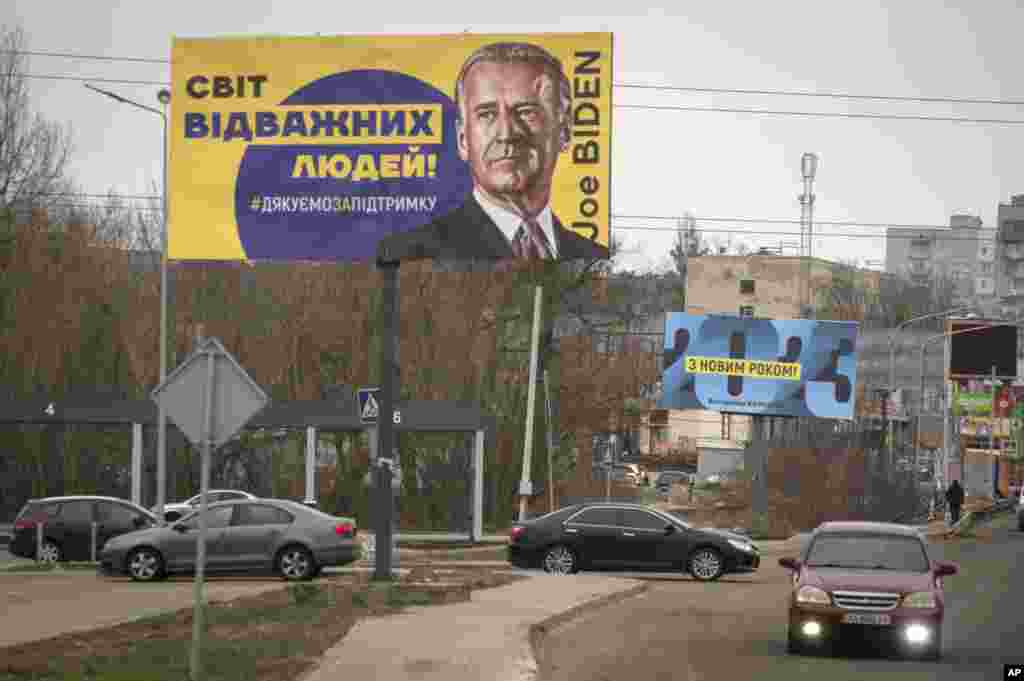 30 января 2023 года. Баннер с изображением Байдена и надписью «Мир отважных людей! Спасибо за поддержку» в украинской Буче. С начала российского вторжения Вашингтон регулярно отправлял украинцам вооружение, необходимое им для защиты от непрекращающихся атак РФ. Речь шла как об обычных боеприпасах для стрелкового оружия, так и до самых технически сложных средств ведения боя: истребителей F-16, танков Abrams, ракетных систем HIMARS и других. Стоимость поддержки достигла многомиллиардных объемов: к примеру, один из самых долгожданных пакетов помощи, погрузивший Конгресс в многомесячные споры, был принят в 2024 году в объеме 61 миллиард долларов.