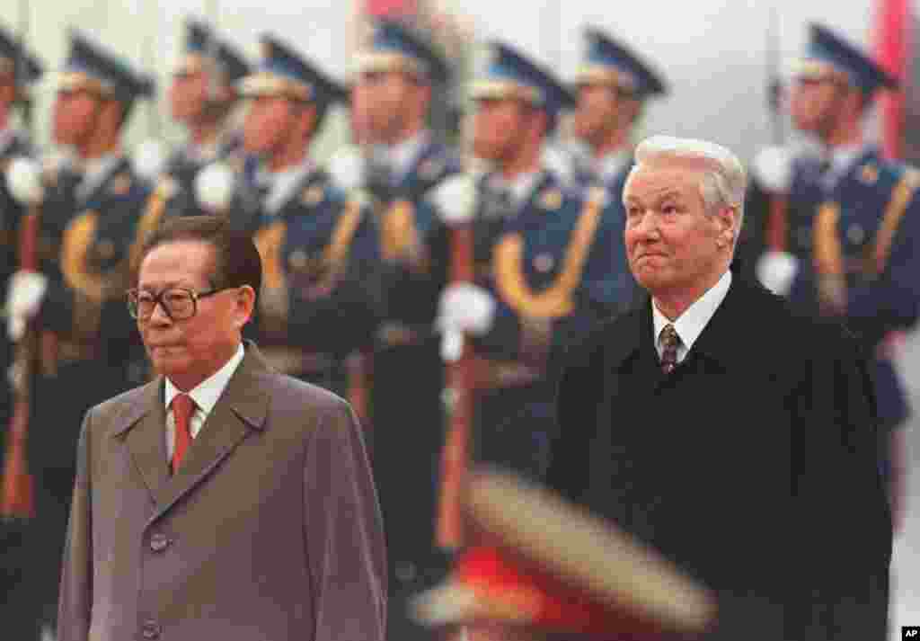 1997年11月10日,俄罗斯总统叶利钦和中国主席江泽民在天安门广场的欢迎仪式上,身后是仪仗队