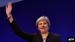 រូបឯកសារ៖ លោក​ស្រី Theresa May នាយក​រដ្ឋ​មន្ត្រី​អង់គ្លេស​​លើក​ដៃ​គ្រវី ក្រោយពេល​ថ្លែង​សុន្ទរកថា​គន្លឹះនៅឯ​សន្និសីទ​គណបក្ស​អភិរក្ស​និយម កាល​ពី​ឆ្នាំ​មុន។