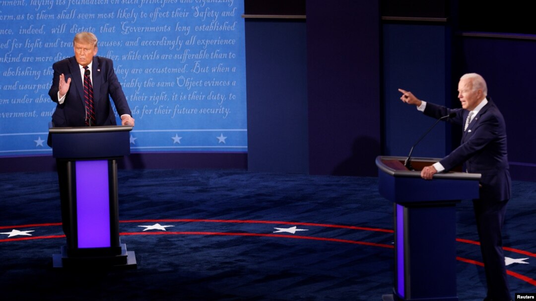 Predsednik SAD Donald Tramp i demokratski predsednički kandidat Džo Bajden učestvuju u prvoj debati u Klivlendu, u Ohaju, 29. septembar 2020. (Foto: REUTERS/Brian Snyder)