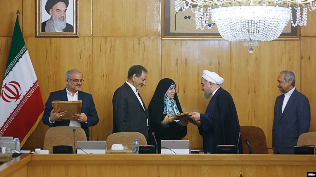 در آخرین جلسه هیات دولت یازدهم، روحانی از خانم احمدی پور تقدیر کرد که به معنی رفتن او از دولت بود.