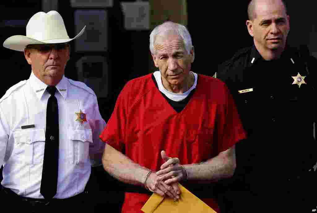9/10/2012: Huấn luyện viên Jerry Sandusky của đội bóng bầu dục trường đại học Pennsylvania, Hoa Kỳ bị áp giải về nhà tù sau khi bị tòa kêu án 30 năm tù về tội lạm dụng tình dục trẻ em.