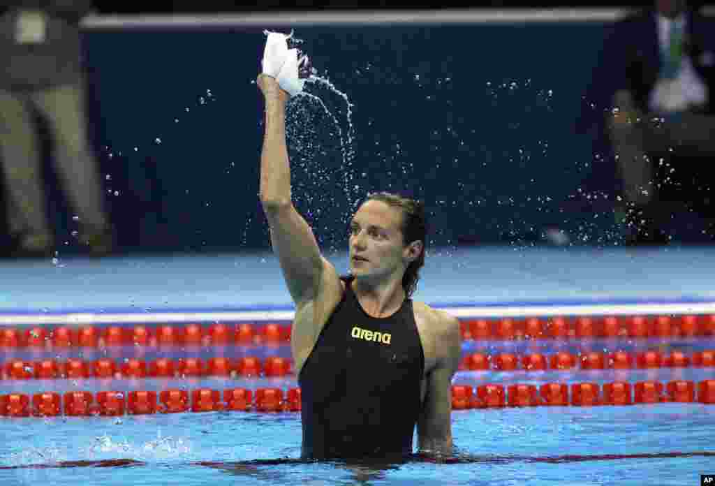 Perenang Katinka Hosszu dari Hongaria merayakan kemenangannya setelah mencatat rekor baru dunia dan meraih medali emas dalam gaya ganti perseorangan putri 400 meter (6/8). (AP/David J. Phillip)