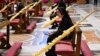 El papa Francisco creó una nueva comisión de expertos para examinar si las mujeres pueden ordenarse como diaconisas.