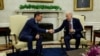 El presidente Joe Biden, a la derecha, le da la mano al presidente de España, Pedro Sánchez, en una reunión en la Oficina Oval de la Casa Blanca en Washington, el 12 de mayo de 2023.