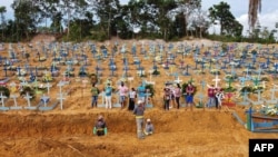 Vista aérea del cementerio de Manaos, la mayor ciudad de la Amazonia en Brasil, tomada el 22 de abril de 2020, donde se observan los nuevos sepulcros cavados para víctimas de COVID-19.