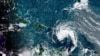 Esta imagen satelital proporcionada por la Administración Nacional Oceánica y Atmosférica muestra una tormenta tropical al este de Puerto Rico en el Caribe, a las 7:50 am EST, 10 de agosto de 2021.