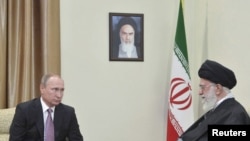 Rais wa Russia Vladimir Putin na kiongozi wa Iran Ayatollah Ali Khamenei, mjini,Tehran kwenye picha ya maktaba