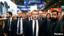 Presiden Perancis, Emmanuel Macron mengunjungi International Fair ke-55 di Paris, Perancis, 24 Februari 2018, didampingi Alexandre Benalla (kanan), asistennya. (Foto: dok).