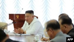 김정은 북한 국무위원장이 지난 7일 노동당 중앙위원회 제7기 제13차 정치국 회의를 주재했다고 조선중앙통신이 8일 보도했다.