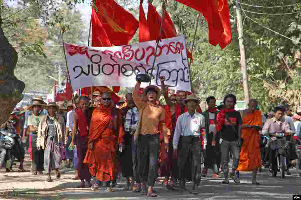 အမျိုးသားပညာရေးဥပဒေ ဆန့်ကျင်ကန့်ကွက် ခရီးရှည်ချီတက်ဆန္ဒပြ သပိတ်မှောက်ကျောင်းသားစစ်ကြောင်း သတင်းဓာတ်ပုံ-စည်သူ (VOA မြန်မာပိုင်း)