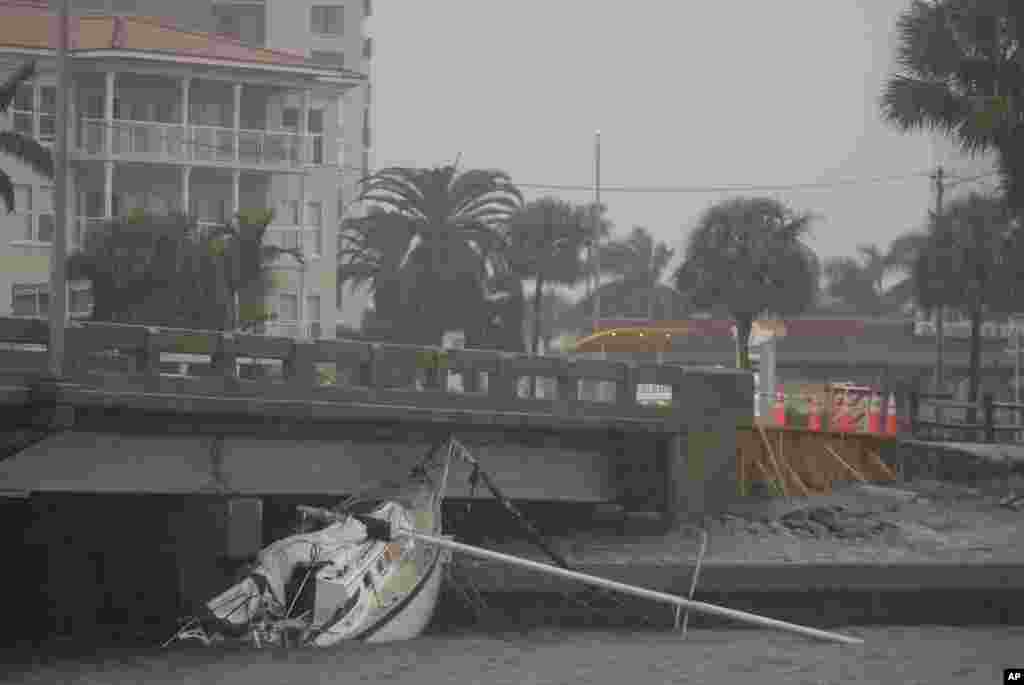 Imagen de un barco dañado por el huracán Helene antes de la llegada del huracán Milton, en South Pasadena, Florida, el miércoles 9 de octubre de 2024. 