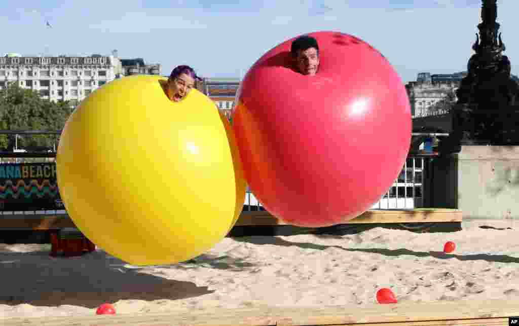 Pasutri AS, Christina Gelsone dan Seth Bloom ikut meramaikan "Festival Cinta" dengan kostum balon di London, Inggris.