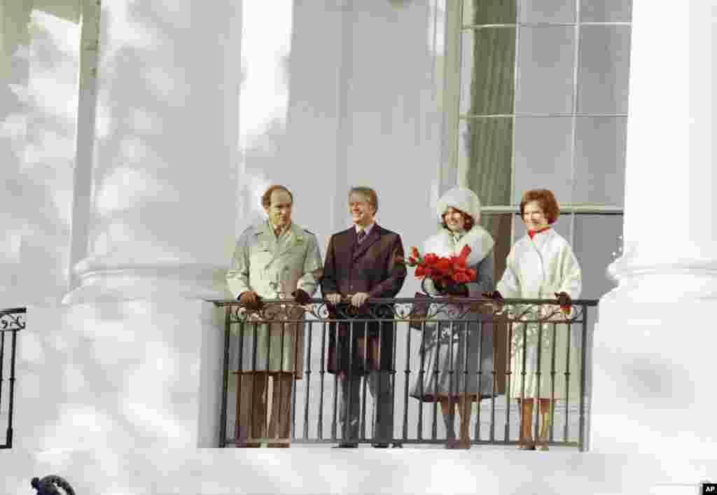 21 февраля 1977 года. Первый месяц Картера в Белом доме был ознаменован визитами в Вашингтон глав двух ближайших стран-соседей США. Так, 14 февраля Картер провел переговоры с президентом Мексики Хосе Лопесом Портильоном, а спустя неделю принял в Белом доме канадского премьера Пьера Эллиота Трюдо (на фото) — отца действующего премьер-министра Канады.