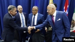 La Plataforma Unitaria de la oposición y el gobierno de Venezuela durante la firma del acuerdo sobre garantías electorales en Barbados. 