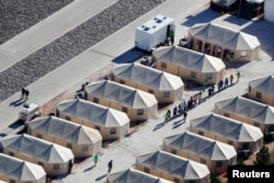 Djeca imigranata, smještena u šatore, vide se kako hodaju u kolini u ustanovi u blizini granice Meksika, 19. juna 2018.