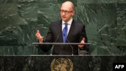 El primer ministro de Ucrania, Arseniy Yatsenyuk, se dirige a Putin durante la Asamblea General de la ONU en Nueva York.