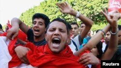 Protesters shout slogans during a demonstration to call for the departure of the Islamist-led ruling coalition in Avenue Habib-Bourguiba in central Tunis, Oct. 23, 2013.