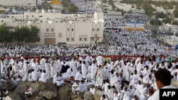Tín đồ Hồi giáo cầu nguyện trên Núi Mercy trong ngày lễ Hajj, bên ngoài thành phố Mecca, Ả Rập Xê Út, ngày 5 tháng 11, 2011