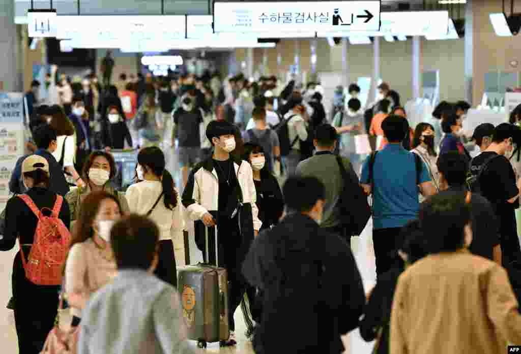 한국 김포 공항 탑승장이 추석연휴를 하루 앞두고 고향을 찾는 여행객들로 붐비고 있다.